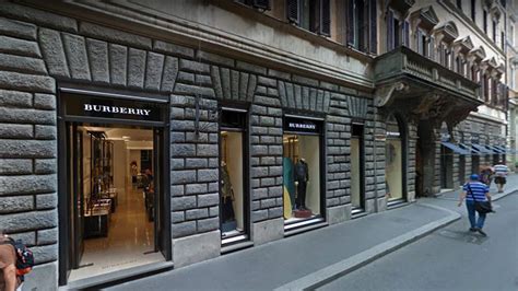 Via Condotti è troppo cara: così Burberry lascia la via dello shopping